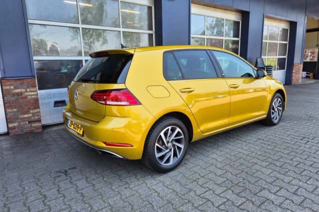 Volkswagen Golf (2018) thumbnail 2