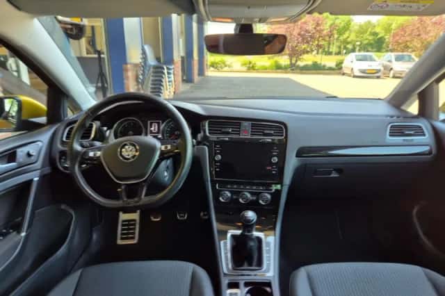 Volkswagen Golf (2018) thumbnail 3