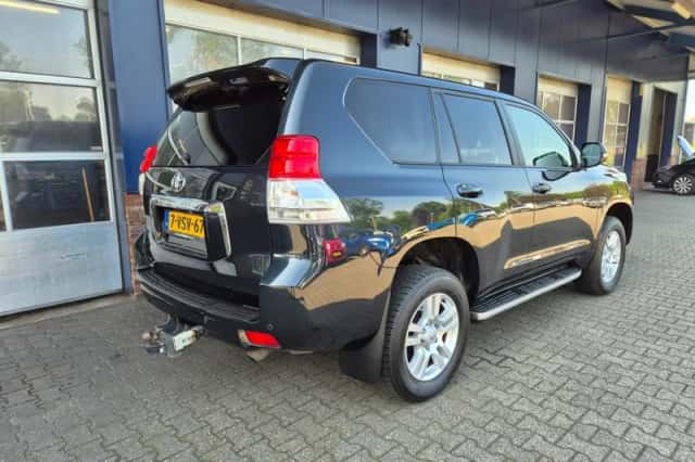 Toyota LANDCRUISER (2012) thumbnail 2