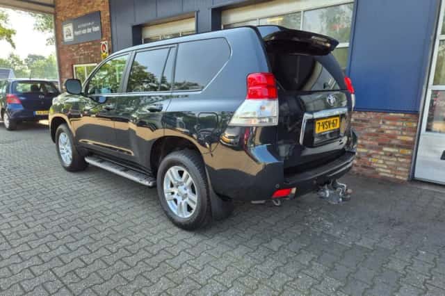Toyota LANDCRUISER (2012) thumbnail 3