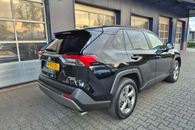 Toyota RAV4 (2021) thumbnail 2