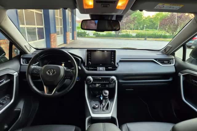 Toyota RAV4 (2021) thumbnail 3