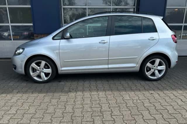 Volkswagen Golf (2011) thumbnail 2