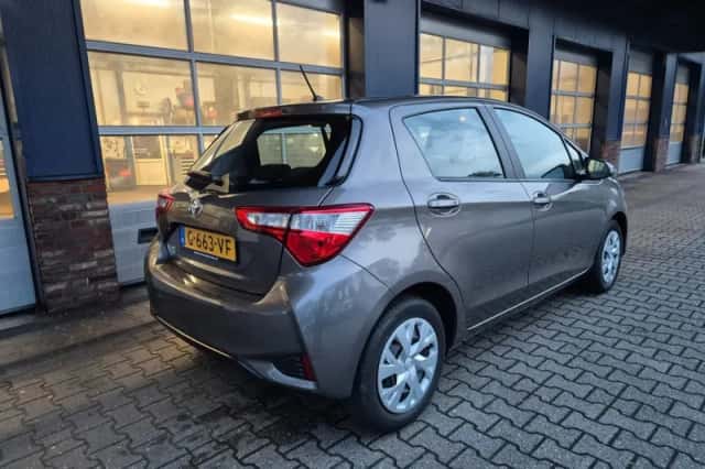 Toyota Yaris (2019) thumbnail 2