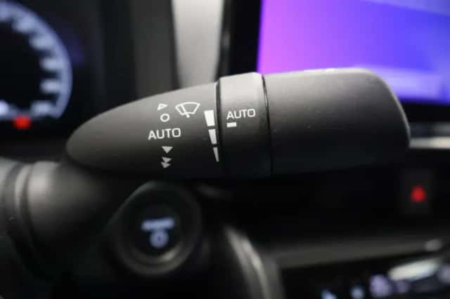 Toyota C-HR (2024) thumbnail 13