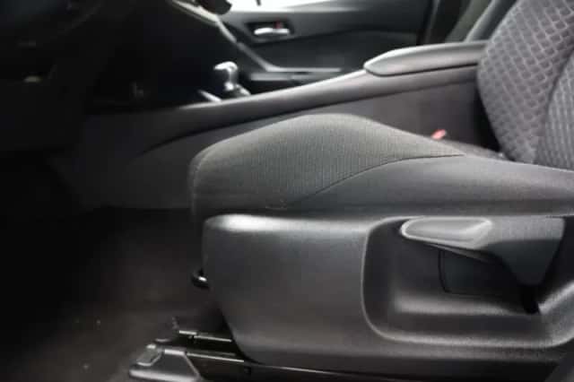 Toyota C-HR (2020) thumbnail 2
