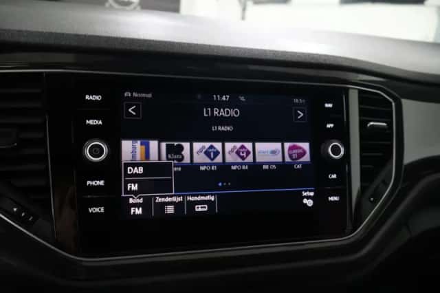 Volkswagen T-Roc (2019) thumbnail 23