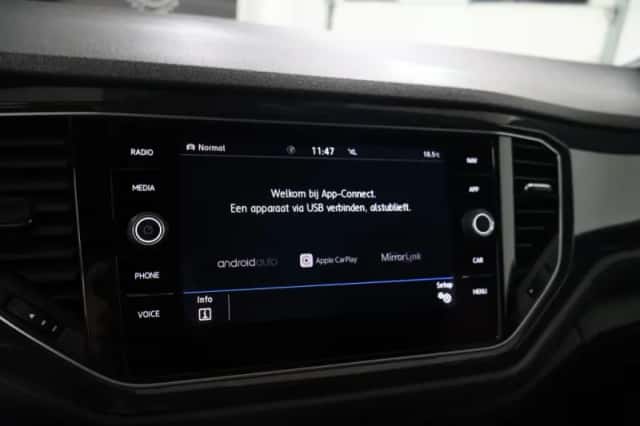Volkswagen T-Roc (2019) thumbnail 24