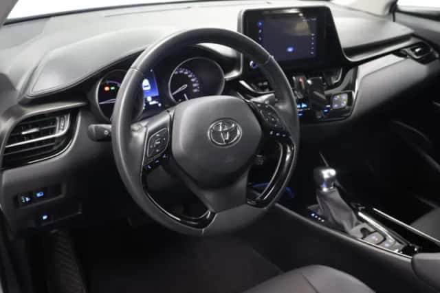 Toyota C-HR (2023) thumbnail 5