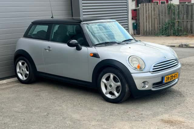 MINI Cooper (2008) thumbnail 3