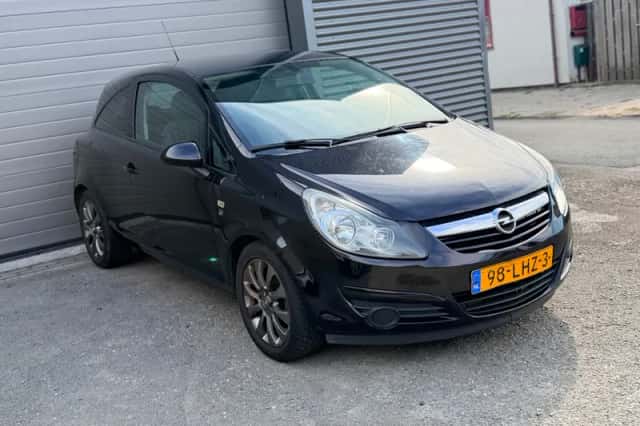 Opel Corsa (2010) thumbnail 3