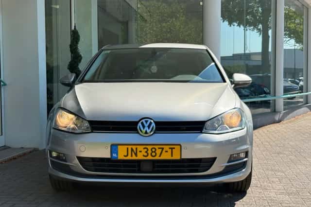 Volkswagen Golf (2015) thumbnail 2