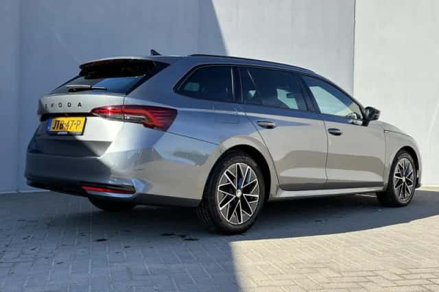 Škoda Octavia (2024) thumbnail 3