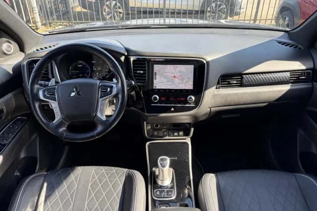 Mitsubishi Outlander (2019) thumbnail 2