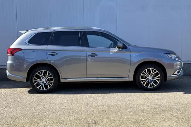 Mitsubishi Outlander (2019) thumbnail 17