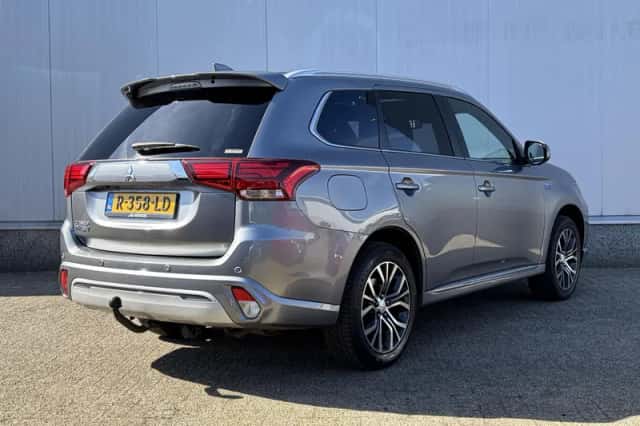 Mitsubishi Outlander (2019) thumbnail 3