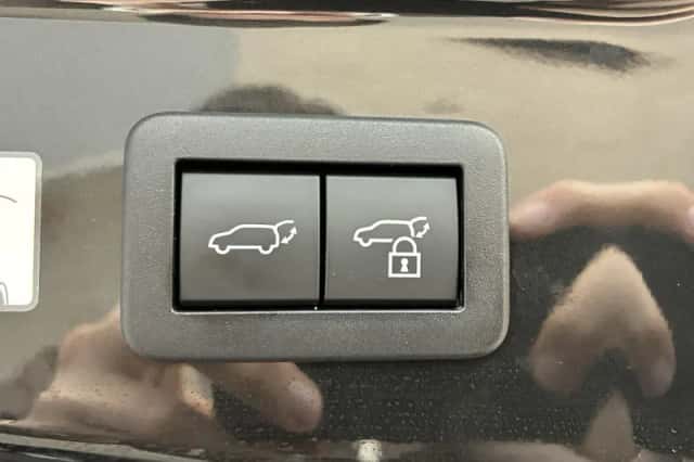 Toyota C-HR (2025) thumbnail 37
