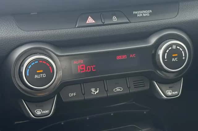 Kia Stonic (2018) thumbnail 31