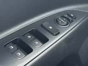 Kia Stonic (2018) thumbnail 35