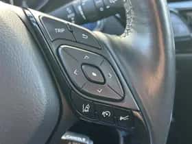 Toyota C-HR (2017) thumbnail 16
