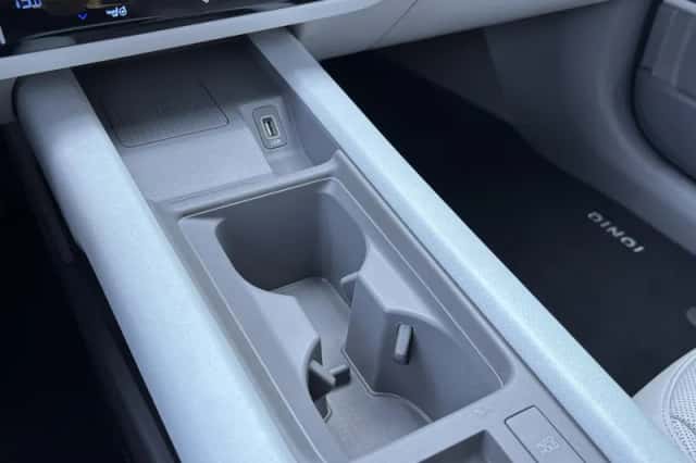 Hyundai Ioniq 6 (2023) thumbnail 42