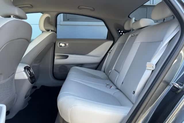 Hyundai Ioniq 6 (2023) thumbnail 9