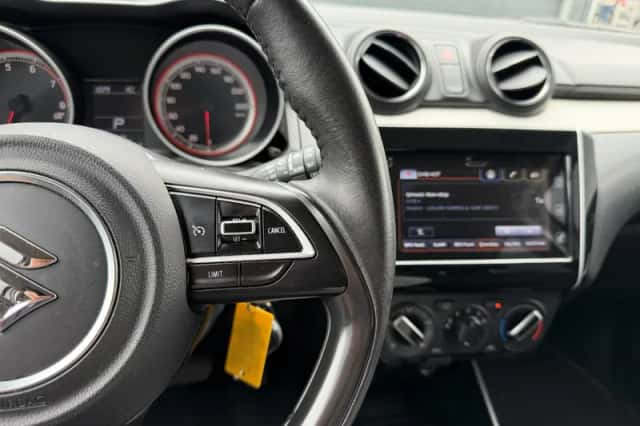 Suzuki Swift (2018) thumbnail 11