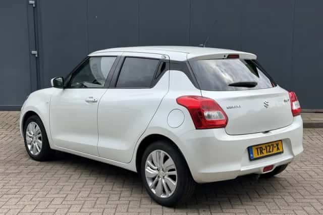Suzuki Swift (2018) thumbnail 16