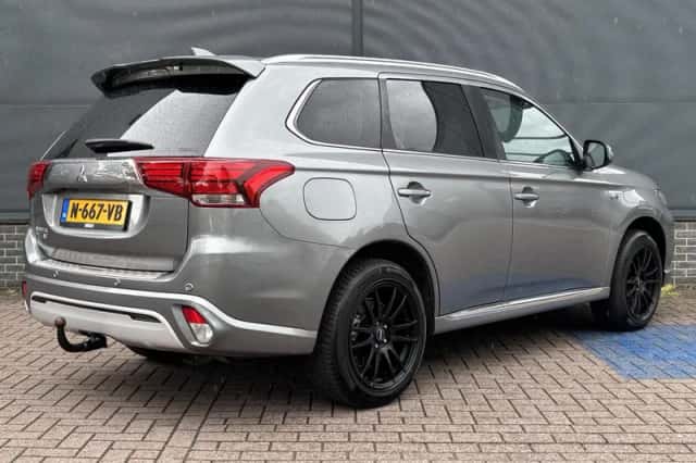 Mitsubishi Outlander (2021) thumbnail 3