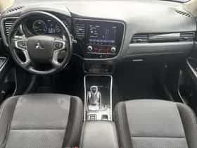 Mitsubishi Outlander (2021) thumbnail 5