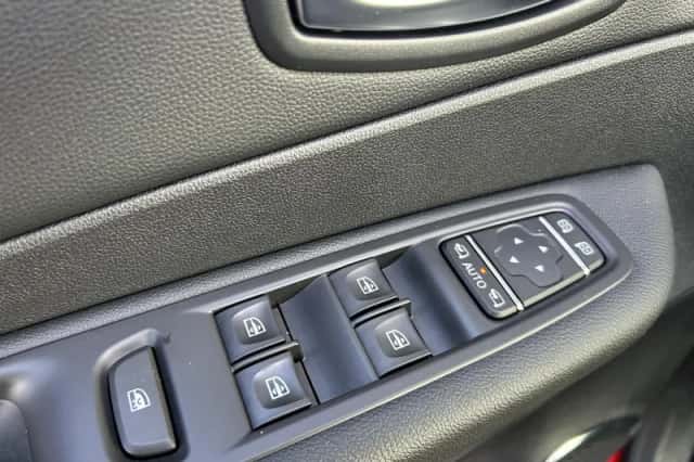 Renault Captur (2018) thumbnail 30