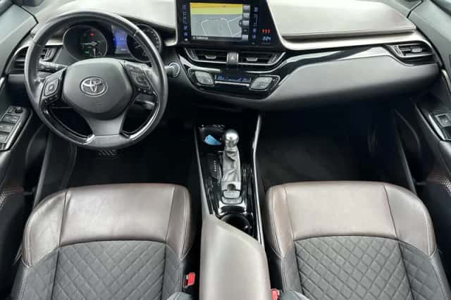 Toyota C-HR (2020) thumbnail 2
