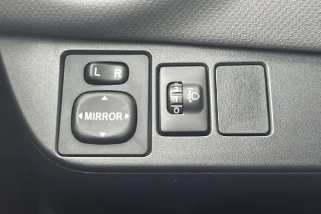 Toyota Yaris (2016) thumbnail 41