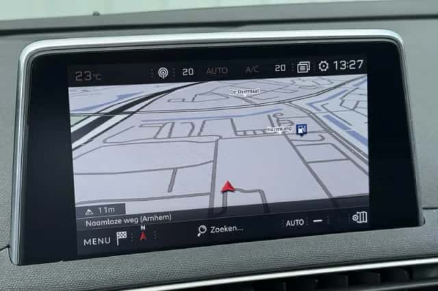 Peugeot 3008 (2018) thumbnail 16