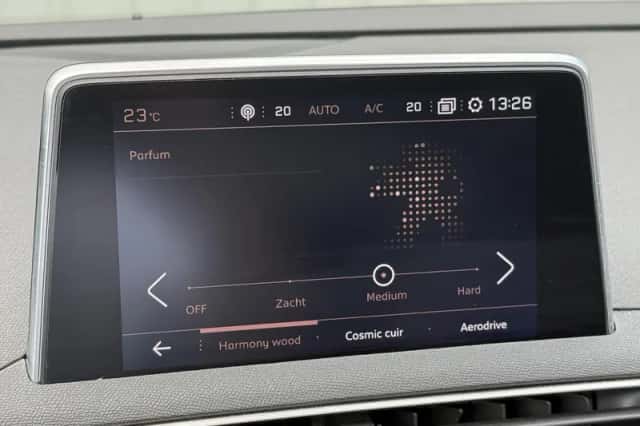 Peugeot 3008 (2018) thumbnail 18