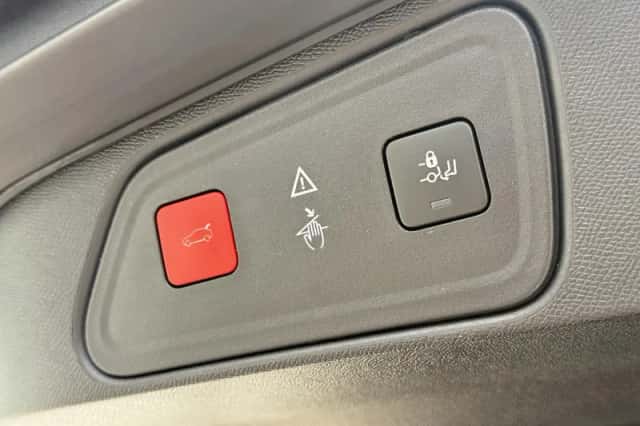 Peugeot 3008 (2018) thumbnail 38