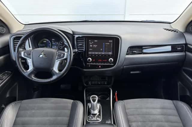 Mitsubishi Outlander (2021) thumbnail 2