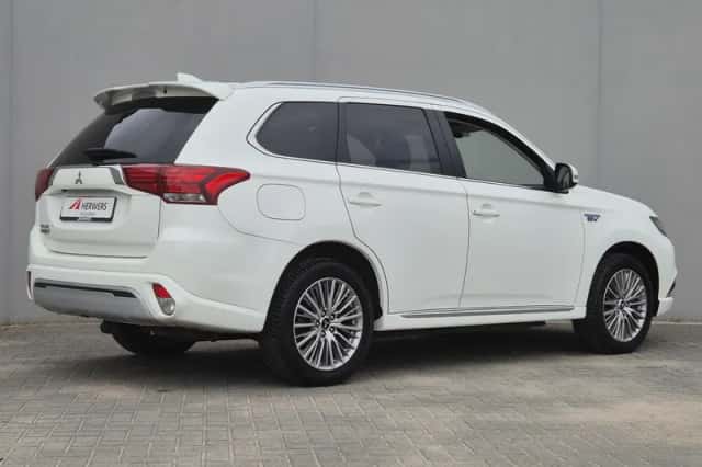 Mitsubishi Outlander (2021) thumbnail 3