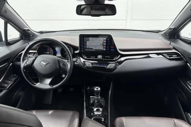 Toyota C-HR (2016) thumbnail 2