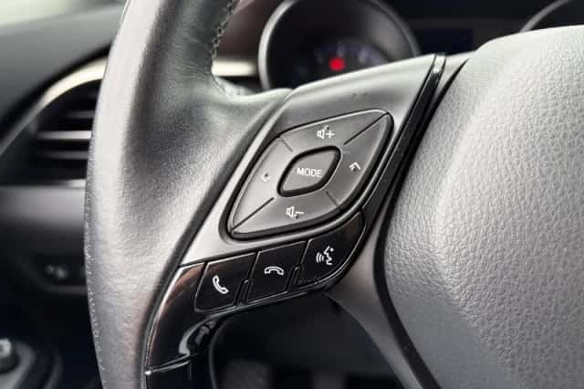 Toyota C-HR (2016) thumbnail 11