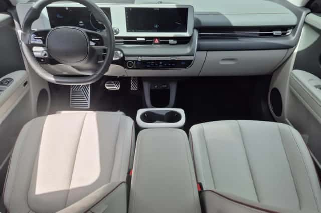 Hyundai Ioniq 5 (2022) thumbnail 2