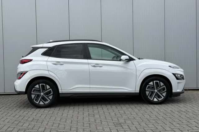 Hyundai Kona (2021) thumbnail 4