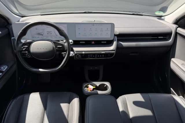 Hyundai Ioniq 5 (2023) thumbnail 2