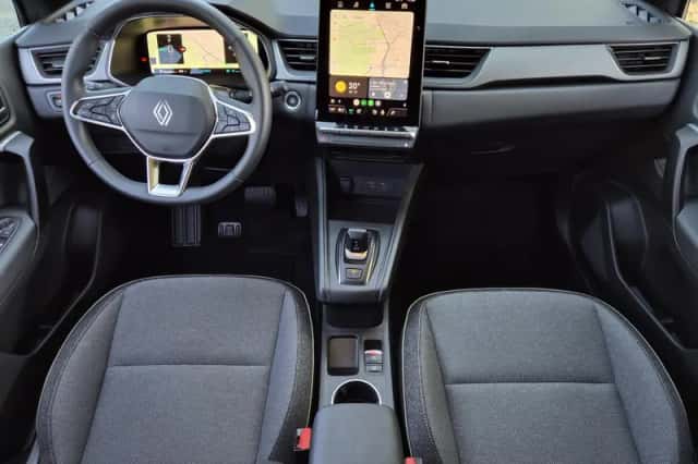 Renault Captur (2025) thumbnail 2