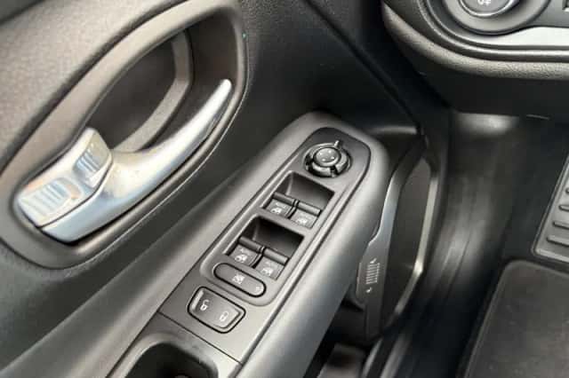 Jeep Renegade (2019) thumbnail 16