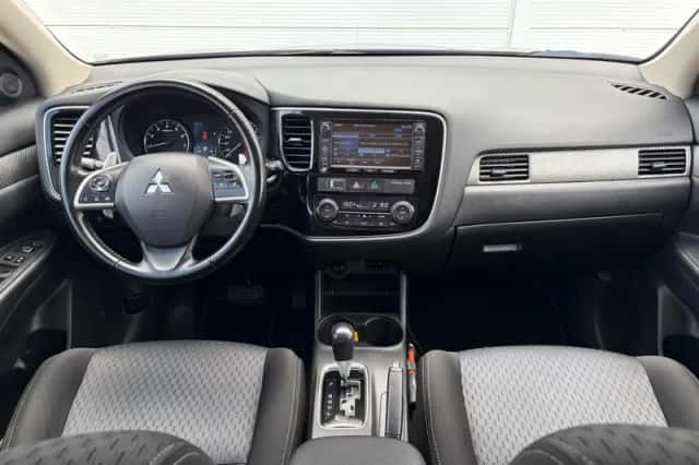 Mitsubishi Outlander (2014) thumbnail 2