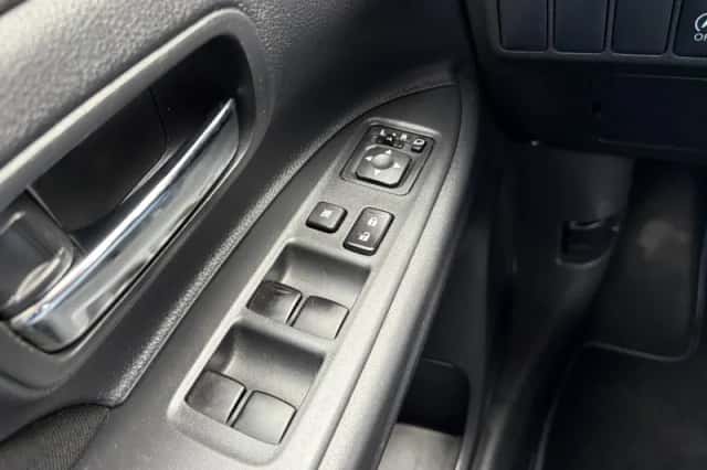 Mitsubishi Outlander (2014) thumbnail 12