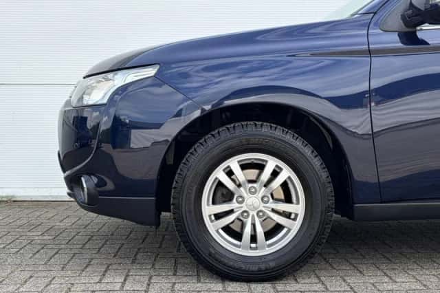 Mitsubishi Outlander (2014) thumbnail 16