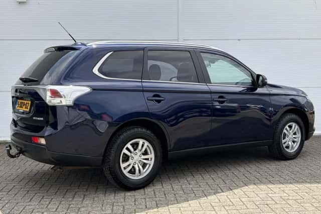 Mitsubishi Outlander (2014) thumbnail 3