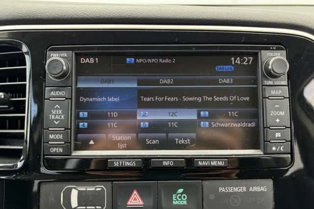 Mitsubishi Outlander (2014) thumbnail 23
